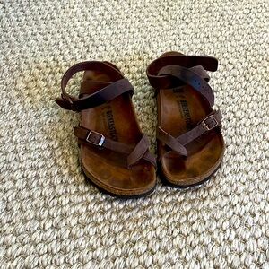 Birkenstock with crisscrossb still straps for the ankle. Size 8